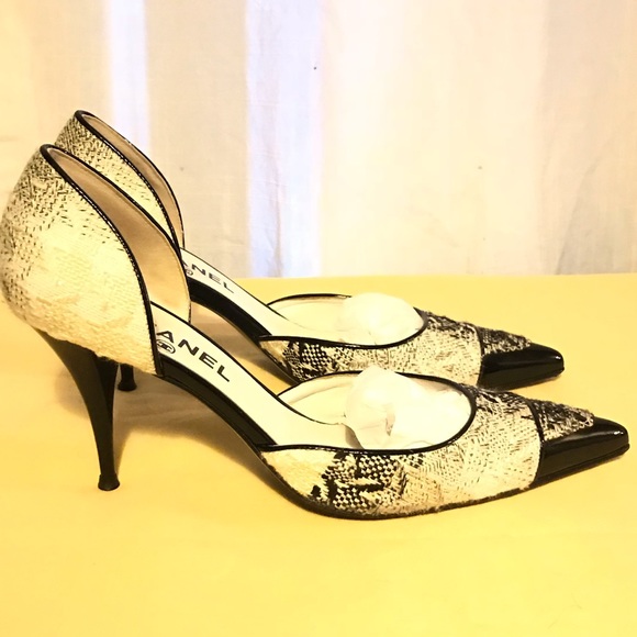 SOLD AUTH CHANEL 💕 CC Logo Tweed Pointed Toe Pump - Picture 3 of 6